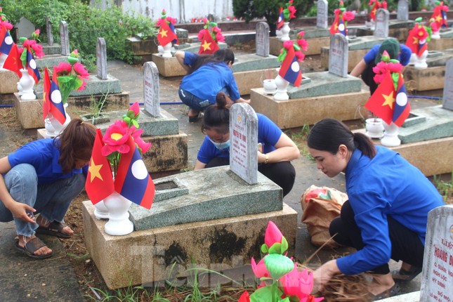 ‘Áo xanh’ chỉnh trang khuôn viên Nghĩa trang liệt sĩ quốc tế Việt Lào ảnh 2
