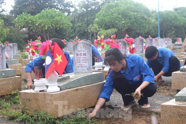 ‘Áo xanh’ chỉnh trang khuôn viên Nghĩa trang liệt sĩ quốc tế Việt Lào ảnh 4