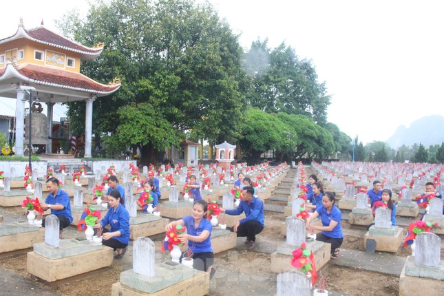 ‘Áo xanh’ chỉnh trang khuôn viên Nghĩa trang liệt sĩ quốc tế Việt Lào ảnh 1