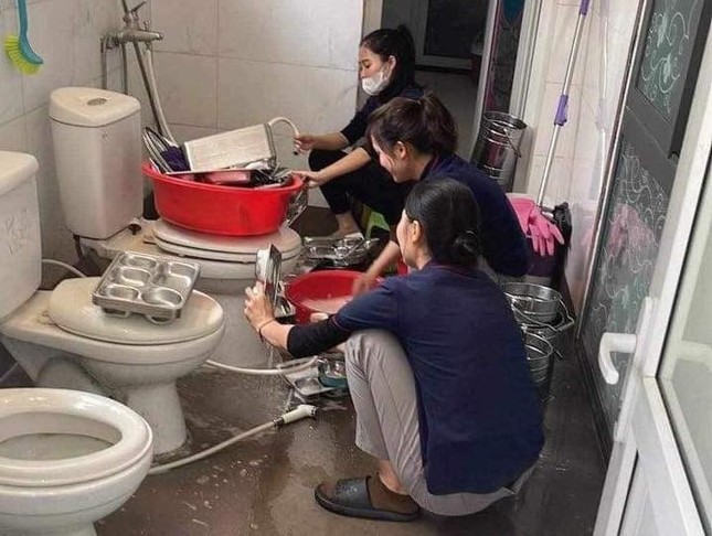 Lãnh đạo trường mầm non lên tiếng vụ giáo viên rửa khay ăn của trẻ bên bồn cầu ảnh 1