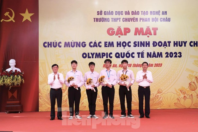 Nghệ An thưởng hơn 600 triệu đồng cho thầy trò giành huy chương quốc tế ảnh 1