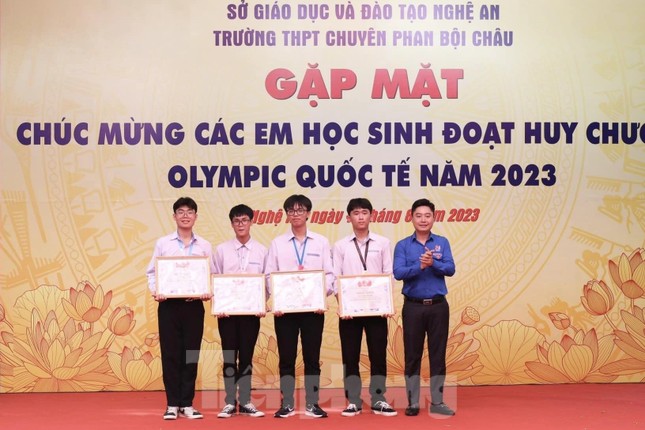 Nghệ An thưởng hơn 600 triệu đồng cho thầy trò giành huy chương quốc tế ảnh 3