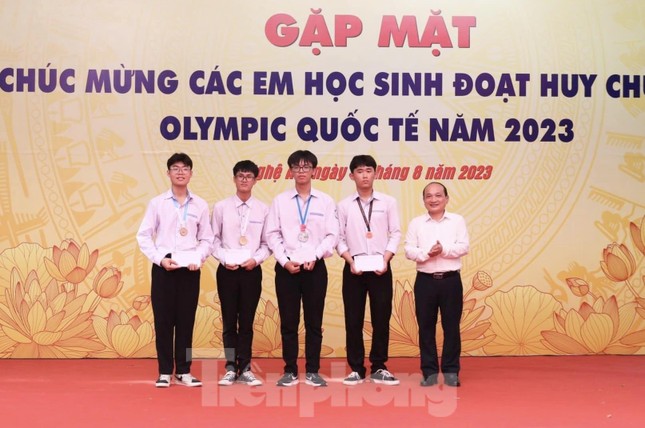 Nghệ An thưởng hơn 600 triệu đồng cho thầy trò giành huy chương quốc tế ảnh 4