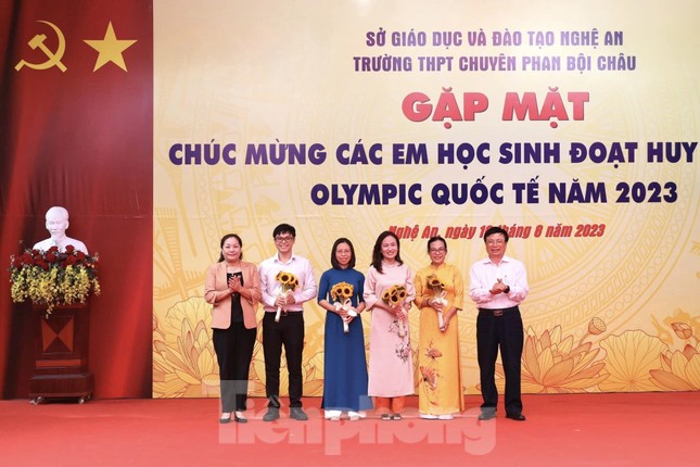 Nghệ An thưởng hơn 600 triệu đồng cho thầy trò giành huy chương quốc tế ảnh 2