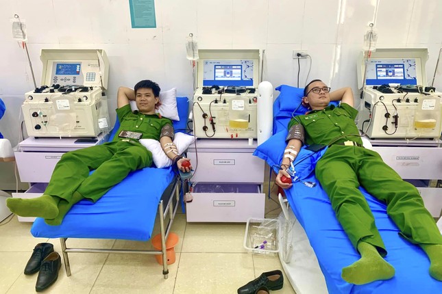 Ba cán bộ công an hiến máu cứu bác sĩ mắc ung thư máu ảnh 1