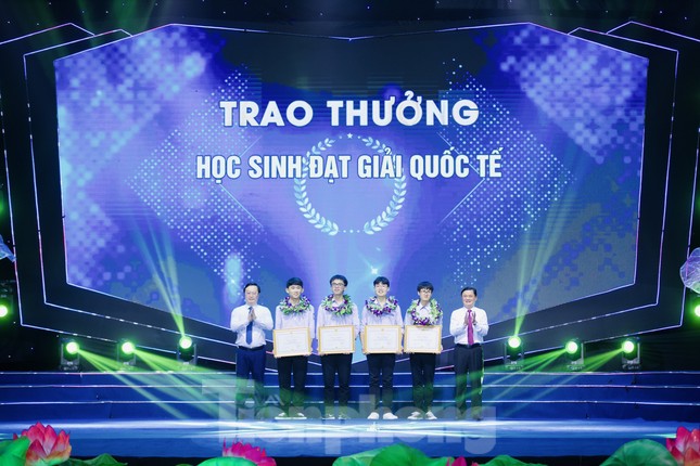 Nghệ An tuyên dương học sinh, giáo viên xuất sắc ảnh 3