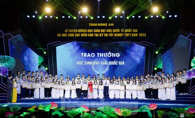 Nghệ An tuyên dương học sinh, giáo viên xuất sắc ảnh 4