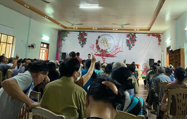 'Sập bẫy' mua hàng khuyến mãi, người đàn ông khóc ngất giữa đường ảnh 1