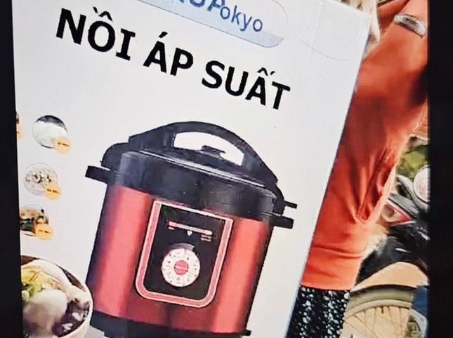 'Sập bẫy' mua hàng khuyến mãi, người đàn ông khóc ngất giữa đường ảnh 3
