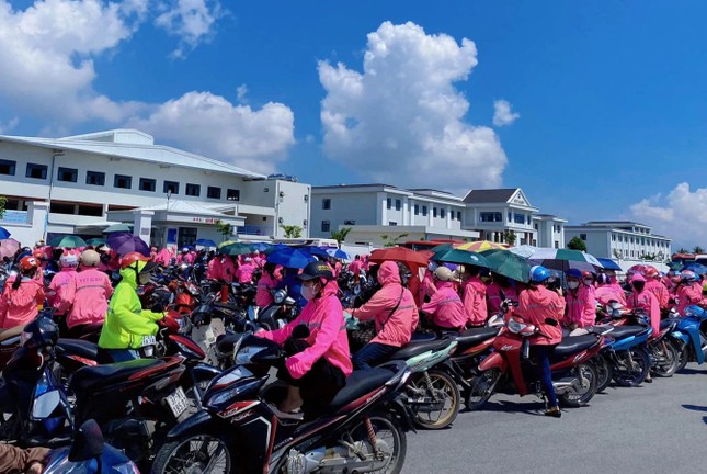 Hàng nghìn lao động đến công ty như đi làm rồi... về ảnh 1