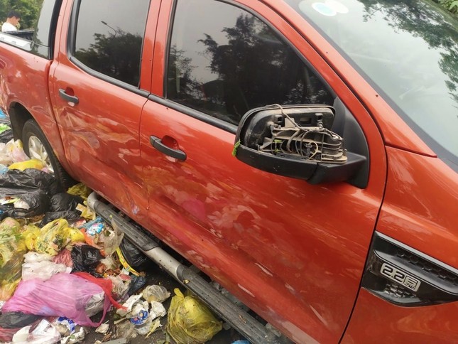 Xôn xao thông tin đưa ô tô đi rửa, hôm sau ra bãi rác lấy xe đã hư hỏng ảnh 2