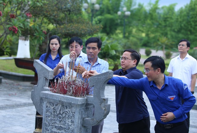 Anh Bùi Quang Huy dâng hương tại ngã ba Đồng Lộc và Khu tưởng niệm AHLS Lý Tự Trọng ảnh 6