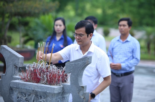 Anh Bùi Quang Huy dâng hương tại ngã ba Đồng Lộc và Khu tưởng niệm AHLS Lý Tự Trọng ảnh 4