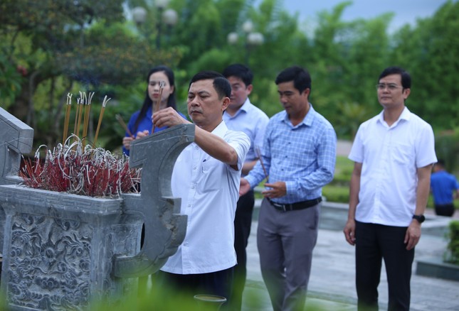 Anh Bùi Quang Huy dâng hương tại ngã ba Đồng Lộc và Khu tưởng niệm AHLS Lý Tự Trọng ảnh 5