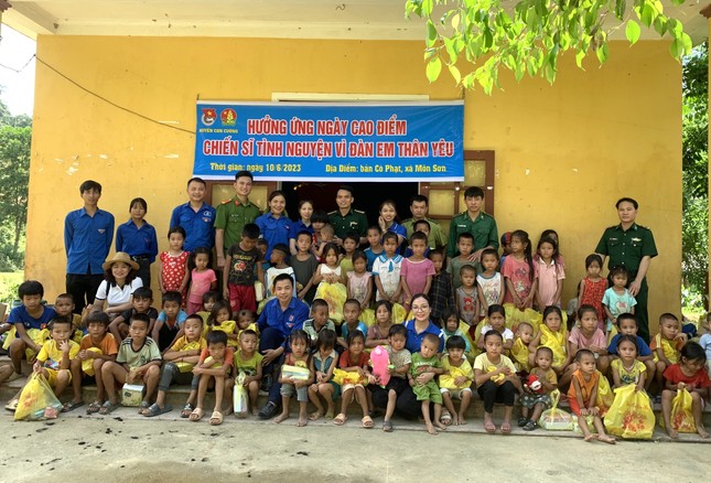 Cắt tóc, gội đầu diệt chí cho trẻ em ở tộc người ngủ ngồi miền núi Nghệ An ảnh 1