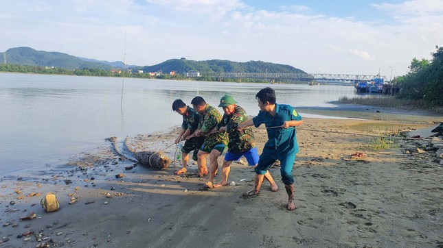 Đi đánh cá phát hiện quả bom nặng 250kg còn nguyên ngòi nổ ảnh 2