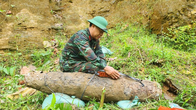 Đi đánh cá phát hiện quả bom nặng 250kg còn nguyên ngòi nổ ảnh 3