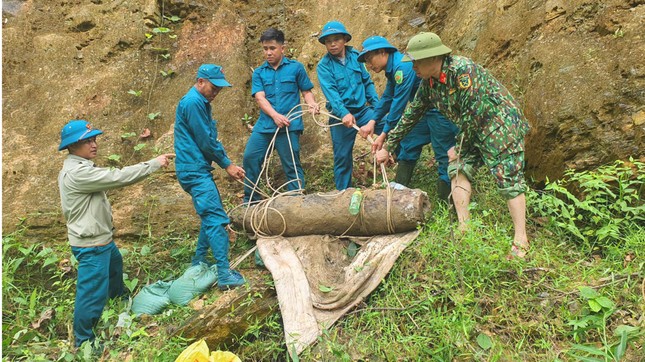 Đi đánh cá phát hiện quả bom nặng 250kg còn nguyên ngòi nổ ảnh 4