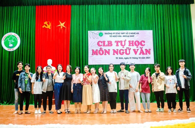 Học sinh gom điện thoại gửi cô giáo, ngày đêm ôn thi tốt nghiệp THPT ảnh 5