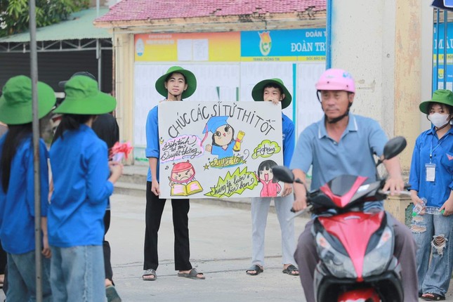 Những bóng hồng tình nguyện mùa thi 2023 ảnh 21