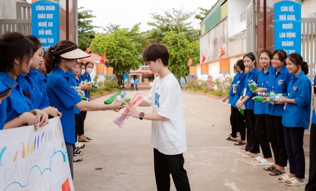 Những bóng hồng tình nguyện mùa thi 2023 ảnh 4