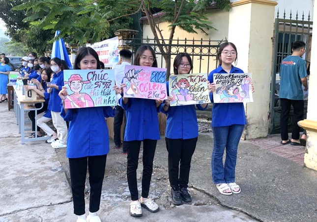 Những bóng hồng tình nguyện mùa thi 2023 ảnh 19