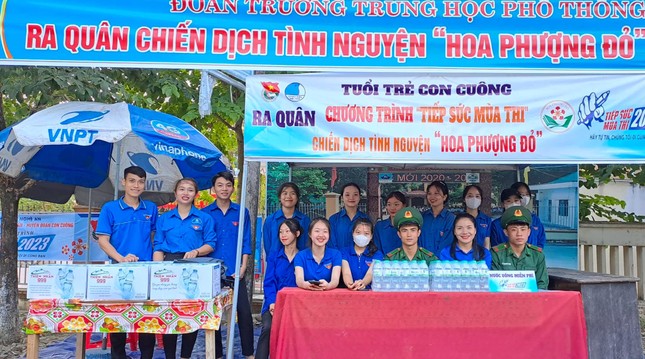 Những bóng hồng tình nguyện mùa thi 2023 ảnh 1