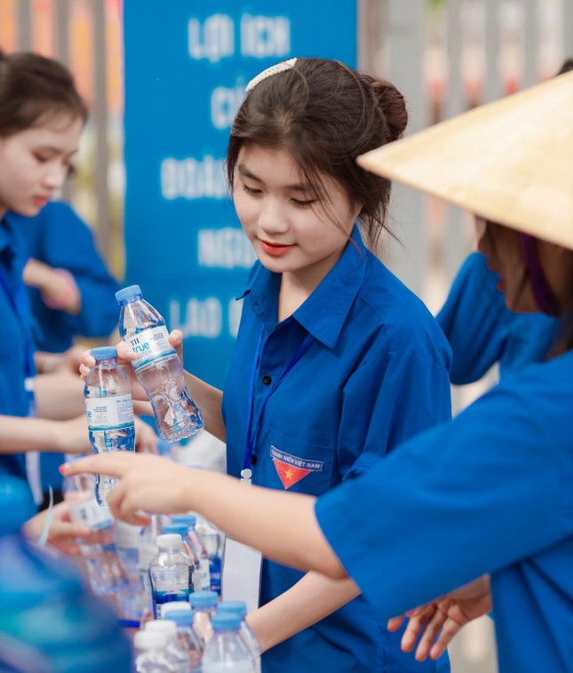 Những bóng hồng tình nguyện mùa thi 2023 ảnh 5