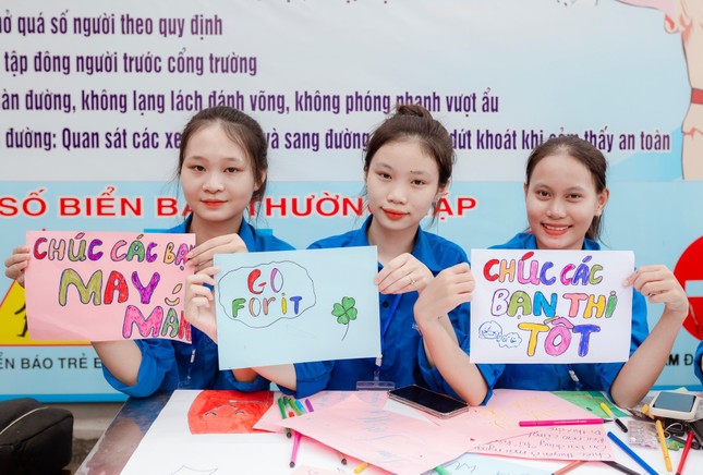 Những bóng hồng tình nguyện mùa thi 2023 ảnh 13