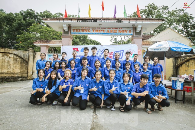 Những bóng hồng tình nguyện mùa thi 2023 ảnh 2