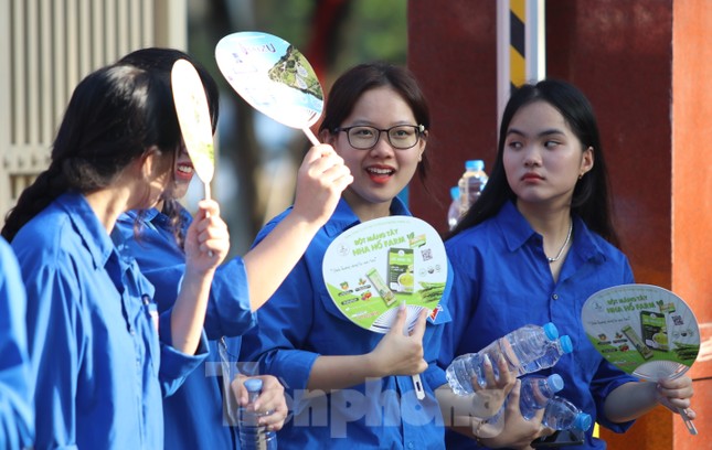 Những bóng hồng tình nguyện mùa thi 2023 ảnh 8