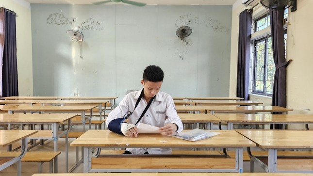 Nam sinh gãy tay nhờ người chép hộ đạt điểm thi ấn tượng ảnh 2