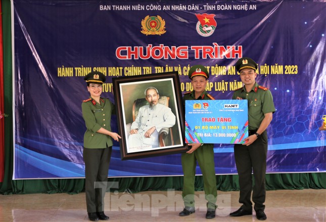 Tuổi trẻ Nghệ An và Ban Thanh niên Bộ Công an xây nhà cho gia đình khó khăn ảnh 11