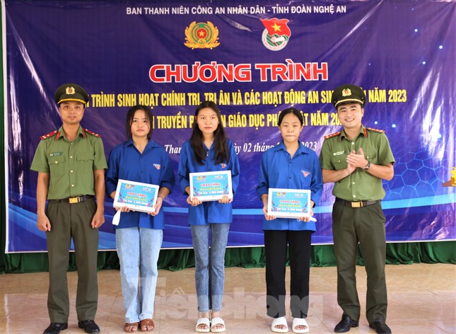 Tuổi trẻ Nghệ An và Ban Thanh niên Bộ Công an xây nhà cho gia đình khó khăn ảnh 12