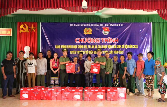 Tuổi trẻ Nghệ An và Ban Thanh niên Bộ Công an xây nhà cho gia đình khó khăn ảnh 13