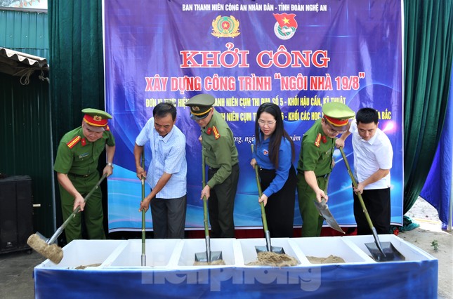 Tuổi trẻ Nghệ An và Ban Thanh niên Bộ Công an xây nhà cho gia đình khó khăn ảnh 15