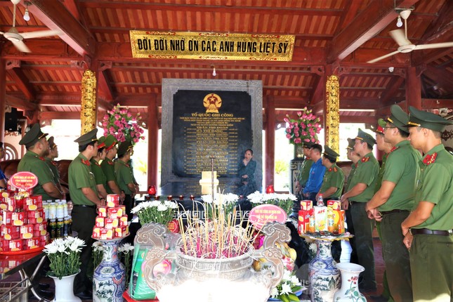 Tuổi trẻ Nghệ An và Ban Thanh niên Bộ Công an xây nhà cho gia đình khó khăn ảnh 6