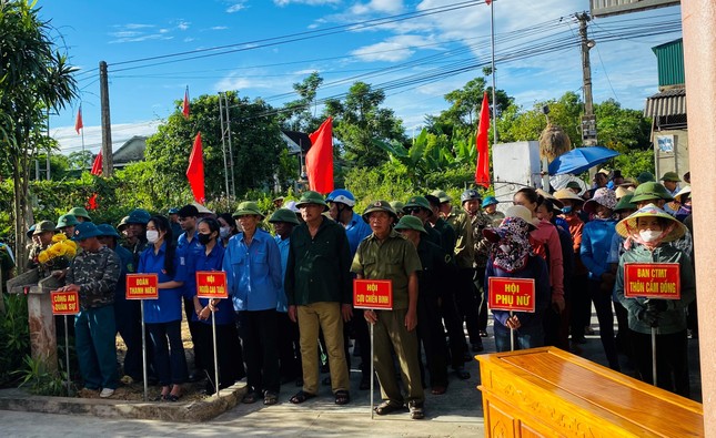 'Áo xanh' giúp người dân di dời nhà cửa, bàn giao mặt bằng cao tốc Bắc - Nam ảnh 3