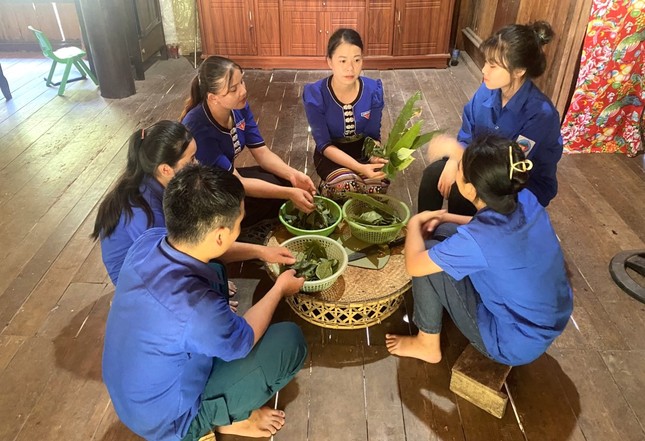 Người trẻ học bảo tồn men rượu quý từ lá cây của dân tộc Thái ảnh 5