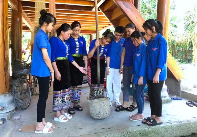 Người trẻ học bảo tồn men rượu quý từ lá cây của dân tộc Thái ảnh 6