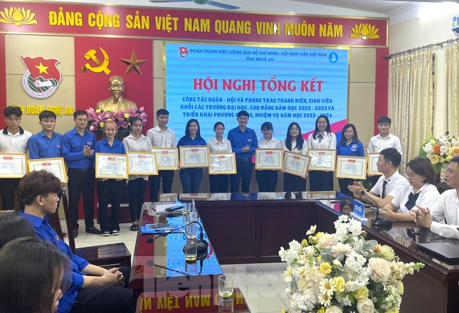 Tỉnh Đoàn Nghệ An tặng bằng khen 89 tập thể, cá nhân xuất sắc trong phong trào thanh niên ảnh 6