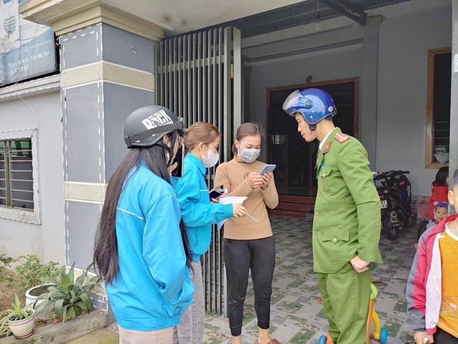 Tuổi trẻ Hà Tĩnh 'đi từng ngõ, gõ cửa từng nhà' giúp người dân cài tài khoản định danh điện tử ảnh 2