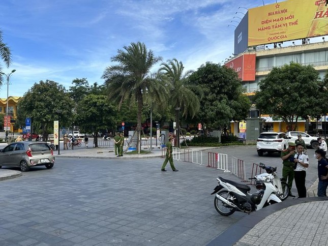 Người đàn ông nước ngoài bị đâm tử vong trước sảnh trung tâm thương mại ảnh 1