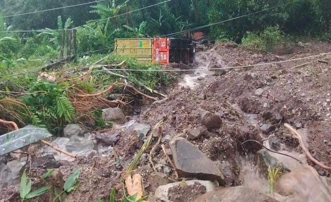 Đường độc đạo từ Lào về bị sạt lở, nhiều phương tiện bị vùi lấp, có người mất tích ảnh 3