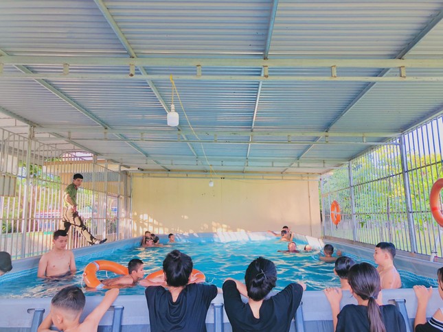 Lớp dạy bơi miễn phí của những 'thầy giáo áo xanh' ảnh 3