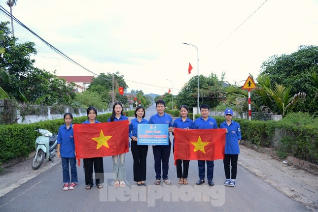 Những con đường miền quê rực rỡ sắc cờ dịp Quốc khánh ảnh 10
