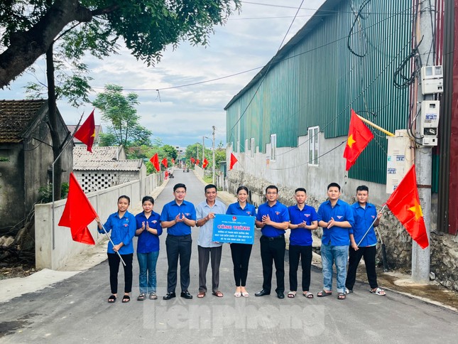 Những con đường miền quê rực rỡ sắc cờ dịp Quốc khánh ảnh 2