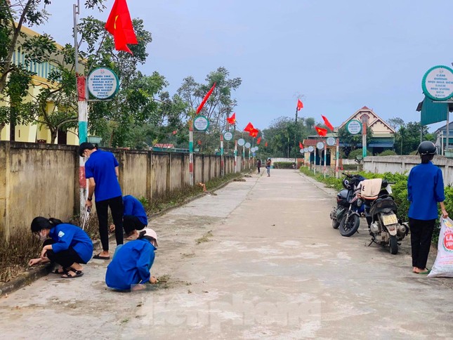 Những con đường miền quê rực rỡ sắc cờ dịp Quốc khánh ảnh 1