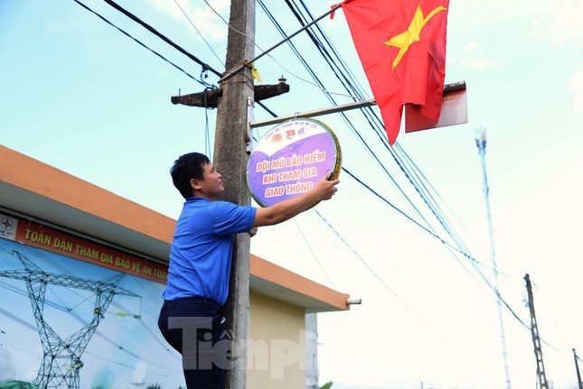 Những con đường miền quê rực rỡ sắc cờ dịp Quốc khánh ảnh 9