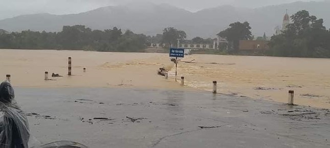 Hà Tĩnh mưa lớn ngập đường, hàng ngàn học sinh nghỉ học ảnh 2